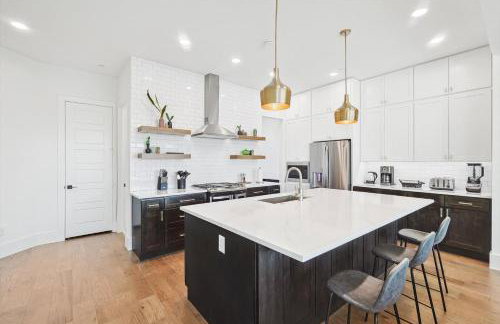 Best of The Cedars - Dallas Views Rooftop Luxury - Photo 11