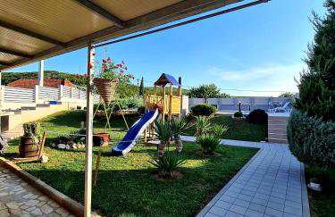 Spacious villa for 10 with a big private pool - Photo 56