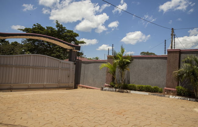 Three Bedroom art themed apartment - Photo 23