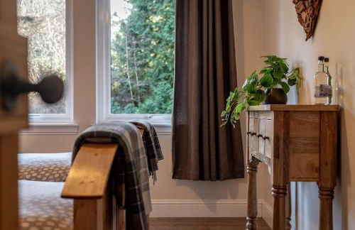 Scenic Oaklodge with wood burner - Photo 22