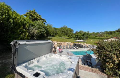 La Villa en Loire, avec Jacuzzi 6 places, Piscine chauffée, boulodrome, salle de jeu, 6 Chambres, vue Loire, 350M2 - Foto 2