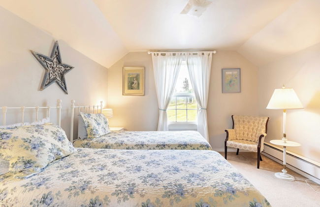 Private Beach Access + Water Views! Sleeps 18, Historic 6bdr Farmhouse w/ Deck - Foto 32