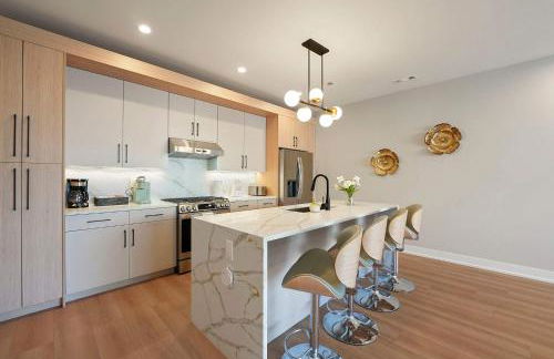 Modern Condo by Med District with Parking & Laundry - Foto 5