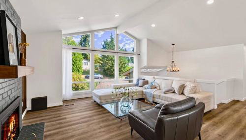 Tastefully Remodeled 4 Bedroom Home with Rainier View - Foto 3