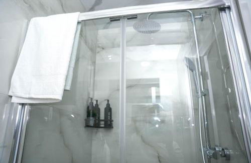 Large 4 Bedroom House Near Heathrow and M4 Free Parking - Foto 34