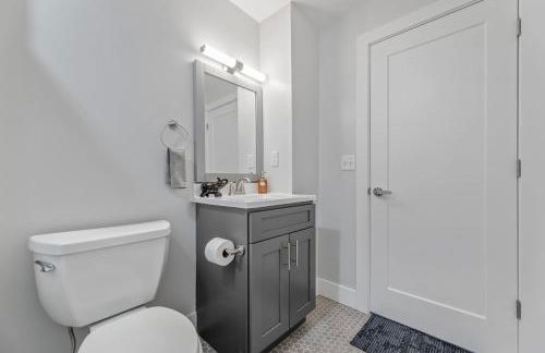 Apt+ 2 Queens+Bunkbed+Free Parking 55"TV - Photo 29