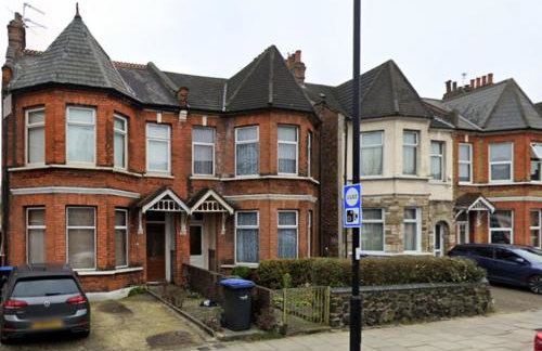 Aisiki Stays Apartments at Enfield, Airconditioned & Pet Friendly, Ground Floor, 3-Bedroom & 2-Bathroom Flat, King or Twin Beds with Garden, Free Wi-Fi and Parking Space - Foto 12