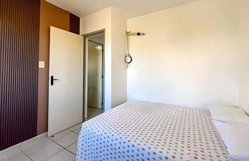 Apto com AR, 3/4 em condomínio com piscina e lazer - Foto 19