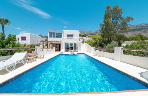 Villa Tutti sur Mer - authentic boho style - private pool - mountain views - by Oyoostays - Foto 1