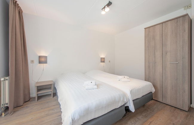 Restyled Bungalow With Dishwasher, Near the Beach - Photo 3