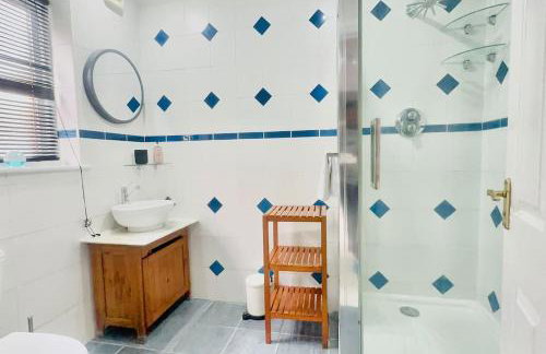 Amazing Location - City of London- 2 Bedroom Stunning Canal View House With Private Garden,Parking & Balcony - Foto 41