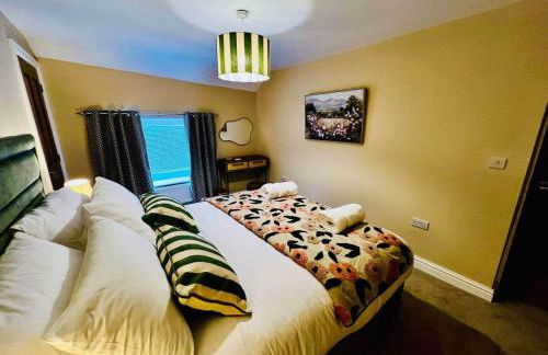 Elegant Hayfield Escape - Heart of Peak District - Photo 13