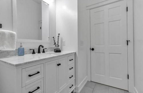 Carriage House Loft - King Bed and Garage Parking - Foto 12