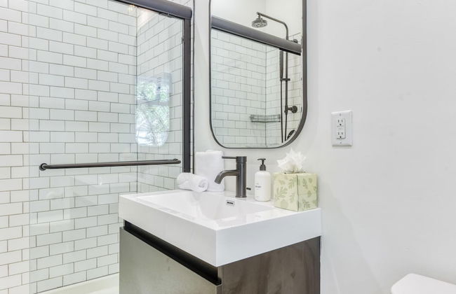 Sosuite Window Wall 1BR Apt w W D Desk - Photo 17