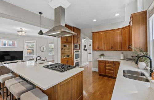 Deluxe 6 Bedroom 3 Min to Downtown w 2-car Driveway - Foto 1