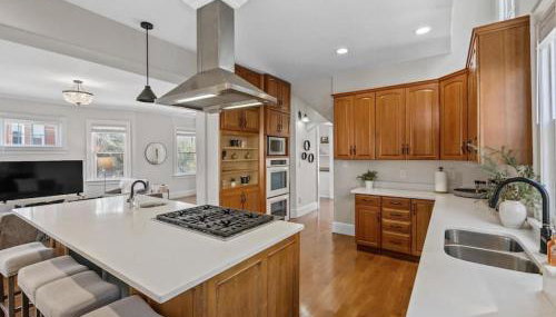 Deluxe 6 Bedroom 3 Min to Downtown w 2-car Driveway - Foto 1