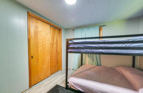 Prudenville Family Home with Game Room and Fire Pit! - Foto 13