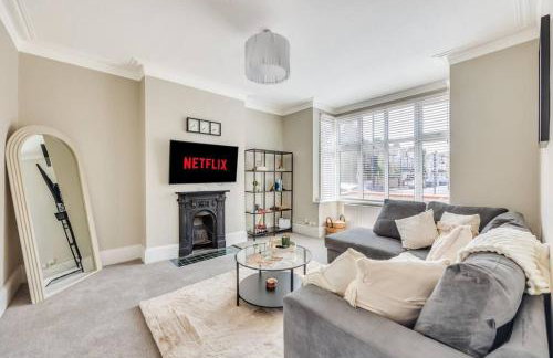 Beautiful 5 Bedroom 4 Bathroom House in W6 by Yoko Property - 10 minute's to Central London - Free Parking, Fast WiFi, Work Desks and SmartTVs with Disney and Netflix - Foto 10