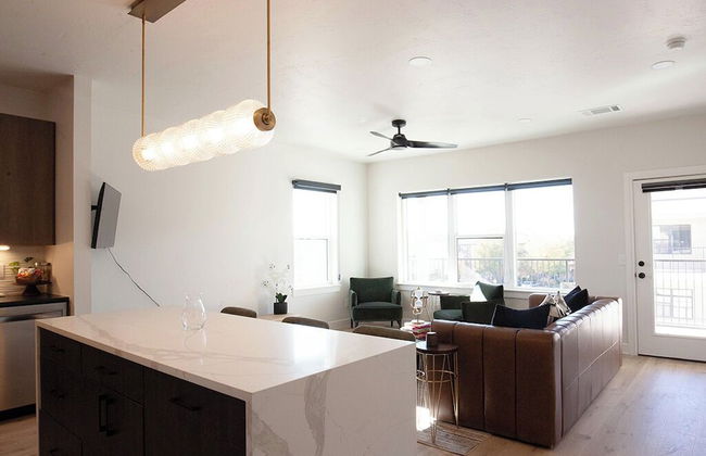 5020 PLace - Luxury Apartment - Photo 8