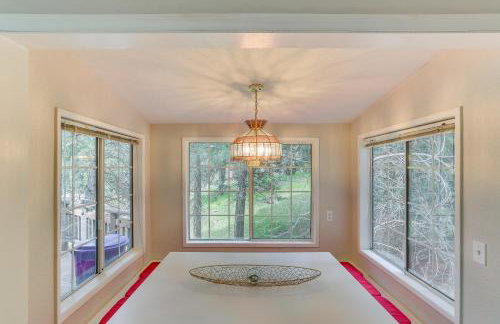 Crestline Home with Private Hot Tub Steps to Lake! - Foto 9