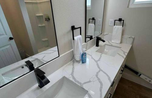 Home in the City: 4BR Fresno Retreat w POOL - Photo 12