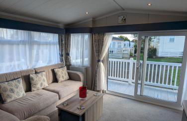 Pet friendly Holiday Home located at 5 Star award winning Shorefield Country Park - within walking distance to Milford on sea Beach - Photo 7