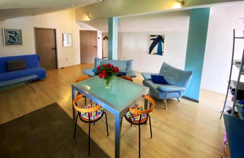 Modern Red & Blue Apartment - Photo 20