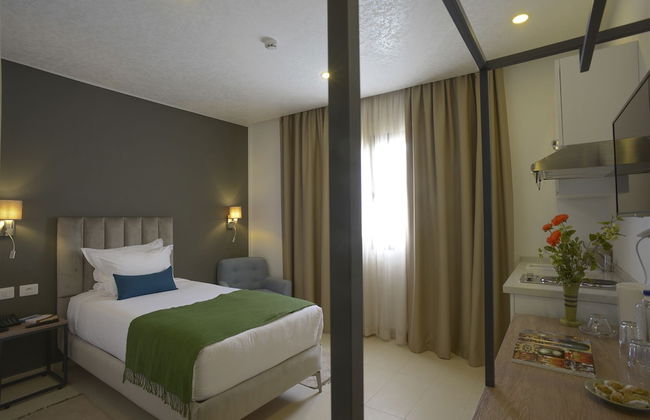Maia Hotel Suites - Photo 29