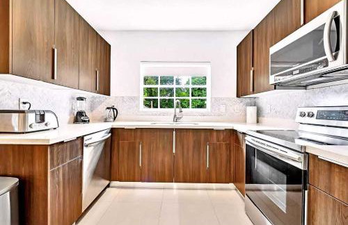 Bright 4BR North Miami Villa Close to Beaches and Huge Backyard - Foto 19