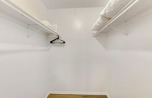 Stylish City Getaway 2B - Sleeps 6 - Pool, Prkg - Foto 9