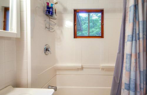 Harbert Cottage with Fire Pit Half Mile to Beach! - Foto 12