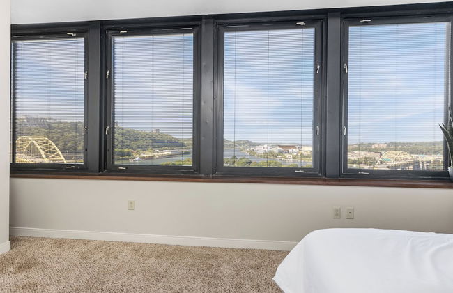 Sleek 2BR Downtown Retreat with Gym - Foto 12