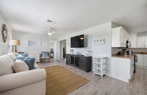 Cozy and charming getaway with deck, close to beach - Foto 1