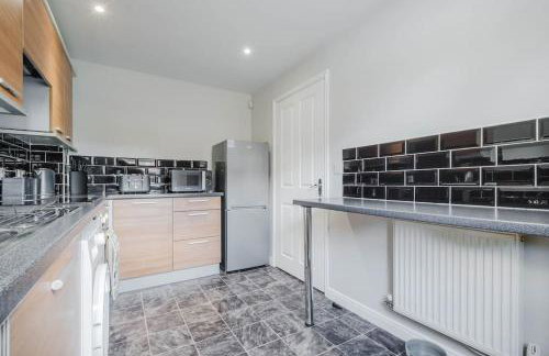 Charming House with Free Parking - Photo 14