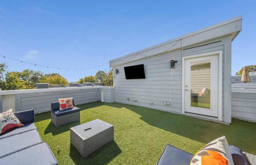 Modern 4-Story 3-BR Townhome with Rooftop Lounge - Foto 23