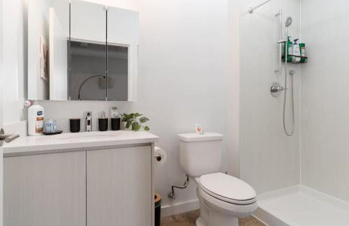 Artistic Loft Rooftop Uptown Montrose Beach GymWFH - Photo 12