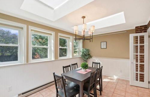 Beautiful 3BR 2BA Colonial House by CozySuites - Foto 26