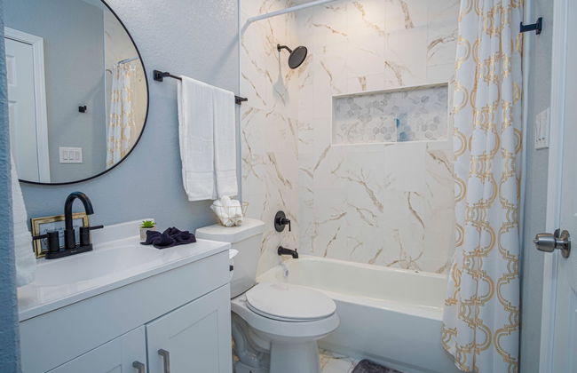 Escape to 4br/3ba Brand New Downtown Home - Foto 19