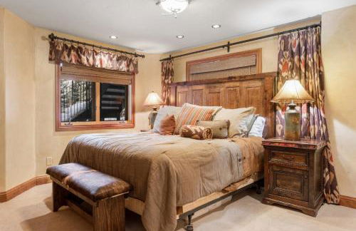 Outdoor Private Hot Tub, In Home Movie Theater, Luxurious Creekside Home - Photo 30