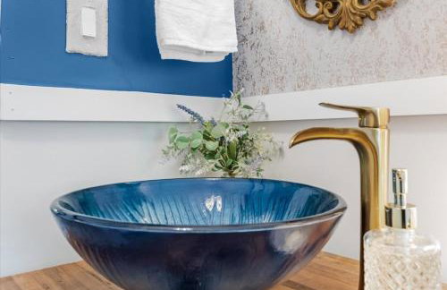 The Heartwood Hideaway-Charming Cabin Getaway-Trails, Creek, and Starry Nights - Foto 48