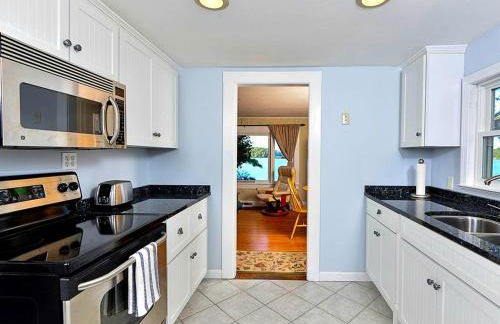 Gorgeous Waterfront Cottage with Luxurious Hot Tub for a Weekend Getaway near Cape Cod, Massachusetts - Foto 3