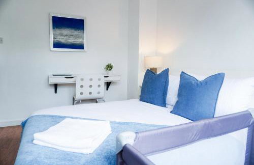 Spacious 3BR Weekend Getaway Home Near Etihad and Coop Live - Free Parking! - Foto 21