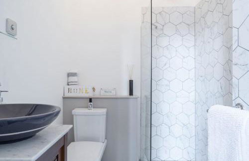 Signature Beachfront Home, Panoramic Sea Views & Marble Fireplace - Foto 20