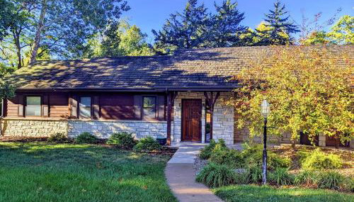 Walk to K-State, Sleeps 12, Pool Table, Hot Tub - Foto 2