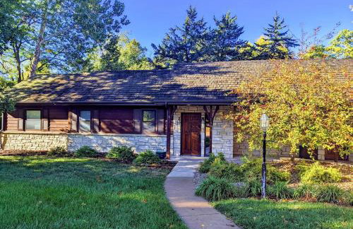 Walk to K-State, Sleeps 12, Pool Table, Hot Tub - Foto 2