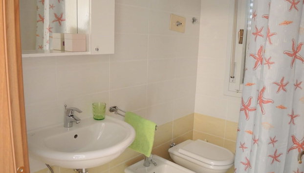 Cozy Flat With 3 Shared Pools and Private Garden - Foto 4, Baño
