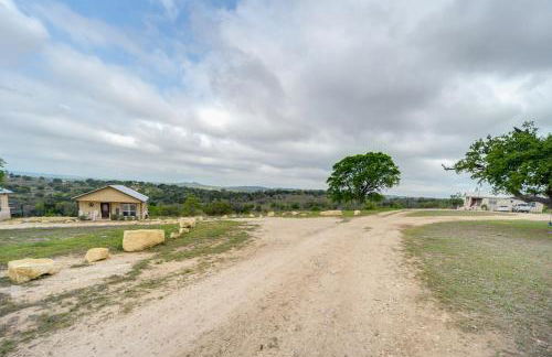 Center Point Countryside Cottage with Deck, Grill! - Photo 28