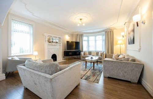 Detached House In Prestwich Sleeps 10 with Parking - Foto 3