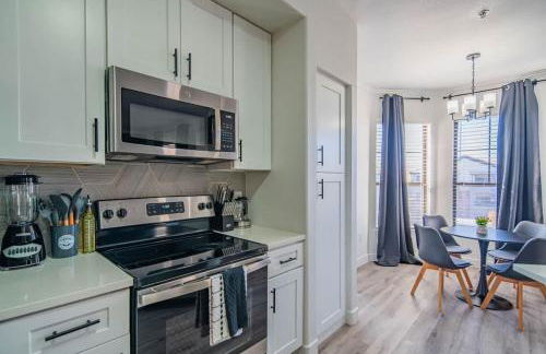 Amiable 2BD King Bed with Pool, Hot Tub, Gym, Parking - Foto 24