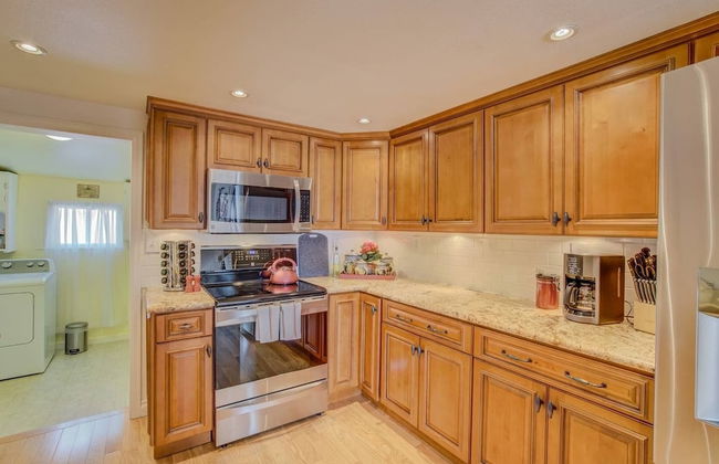 3 Bedroom Downtown with Firepit - Photo 17